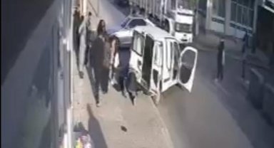 Otomobille çarpışan hafif ticari aracın yayaların arasına dalması kamerada: 4 yaralı