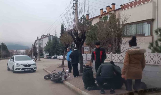 Otomobille çarpışan motosiklet sürücüsü yaralandı