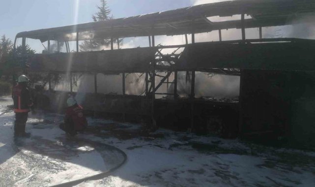 Otoyolda park halindeki yolcu otobüsü yandı