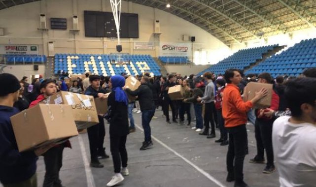 Oyuncu Çevik, Edirne'de depremzedeler için toplanan yardım kolilerini taşıdı