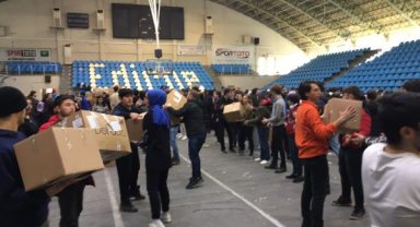 Oyuncu Çevik, Edirne'de depremzedeler için toplanan yardım kolilerini taşıdı
