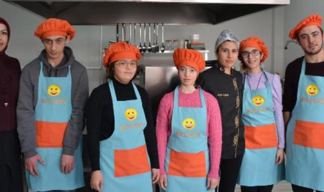 Özel çocukların çalıştığı 'Mutlu Kafe'den depremzedelere çorba