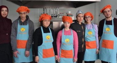 Özel çocukların çalıştığı 'Mutlu Kafe'den depremzedelere çorba