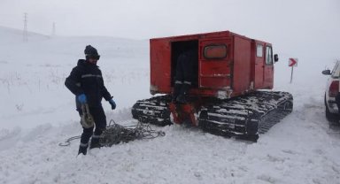 Paletli kar araçlarıyla arızalara ulaşıyorlar