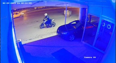 Park halindeki motosikletleri iterek çalan şüpheli kamerada