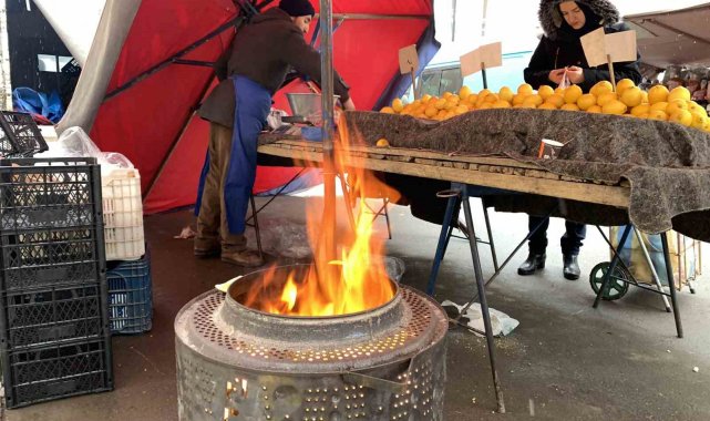 Pazar esnafının soğuk havayla mücadelesi sürüyor