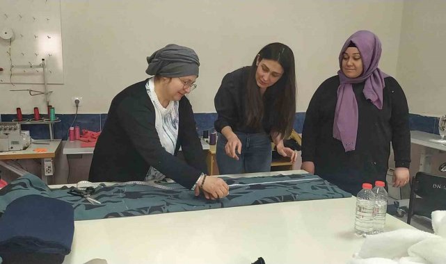 Pazarlar Halk Eğitim Merkezi depremzedeler için üretiyor