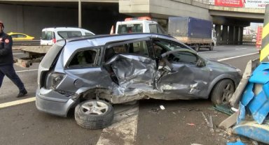 Pendik TEM'de otomobil bariyere çarptı; 1'i bebek 5 yaralı