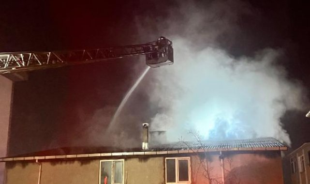 Pendik'te 3 katlı binanın çatı katı alev alev yandı