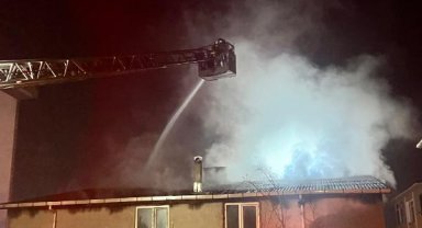 Pendik'te 3 katlı binanın çatı katı alev alev yandı