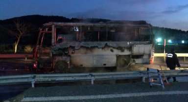 Pendik'te banka çalışanlarını taşıyan servis otobüsü alev alev yandı