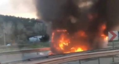 Pendik'te servis otobüsü alev alev yandı