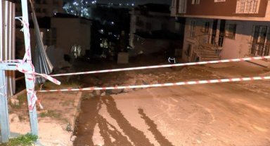 Pendik'te yol çöktü, 2 bina tedbir amaçlı tahliye edildi 