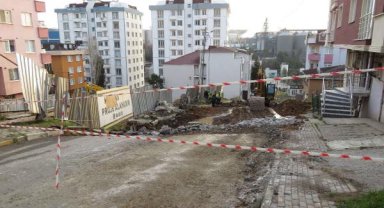 Pendik'te yol çöktü, 2 bina tedbir amaçlı tahliye edildi 