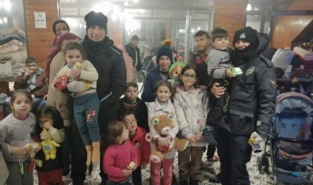 Polis, depremzede çocukları eğlendirdi