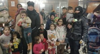 Polis, depremzede çocukları eğlendirdi