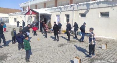 Polis ekipleri, depremzede çocuklarla futbol maçı yaptı