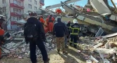 Polonya ekibi, 11'inci depremzedeyi enkazdan kurtarmak için çalışıyor