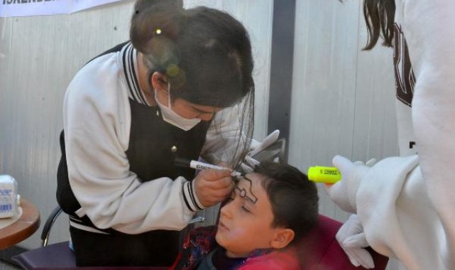 Resim öğretmeni ve öğrencileri, depremzede çocukların yüzünü güldürmek için çalışıyor