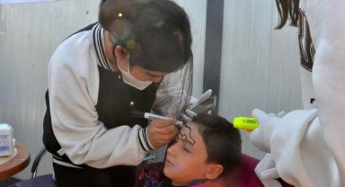 Resim öğretmeni ve öğrencileri, depremzede çocukların yüzünü güldürmek için çalışıyor