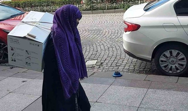 Rizeli 80 yaşındaki Bedriye nine evinde ne varsa koliye koyup yardım toplama noktasına getirdi