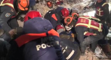 Rus ekipler, 160'ıncı saatte enkazdan bir kişiyi kurtardı
