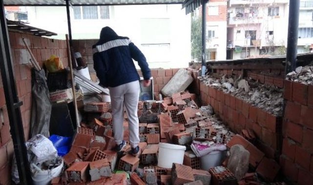 Rüzgarla yıkılan tuğla duvar teras katta ekmek yapan kadınların üzerine devrildi: 3 yaralı