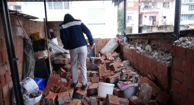 Rüzgarla yıkılan tuğla duvar teras katta ekmek yapan kadınların üzerine devrildi: 3 yaralı