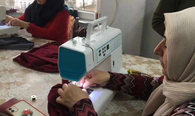 Safranbolu'da kadınlar depremzedeler için kışlık kıyafet dikiyor