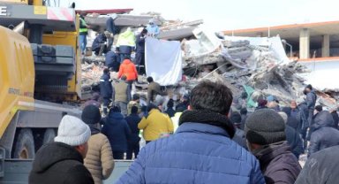 Sağ kurtulup, enkaz başında bekledi; ailesinden acı haber geldi