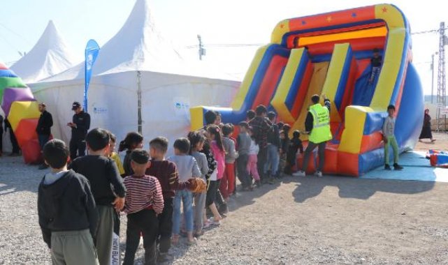 Sakaryalı tiyatro grubu, depremzede çocuklar için sahne aldı