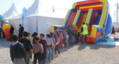 Sakaryalı tiyatro grubu, depremzede çocuklar için sahne aldı