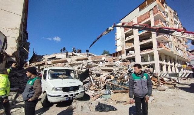 Samandağ'da 5 katlı binanın enkazında 2 vatandaşın cansız bedenine ulaşıldı