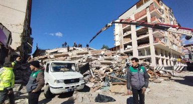 Samandağ'da 5 katlı binanın enkazında 2 vatandaşın cansız bedenine ulaşıldı