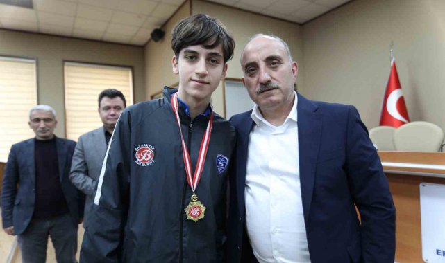 Şampiyon takım kupayı Başkan Fevzi Kılıç'tan aldı