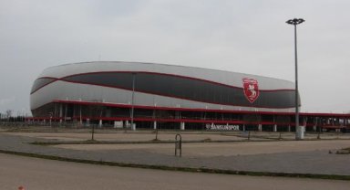 Samsun 19 Mayıs Stadyumu'ndaki çatlaklar dikkat çekti