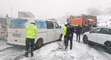 Şanlıurfa'da ulaşıma kapanan 160 köy yolunun açılması için çalışmalar sürüyor