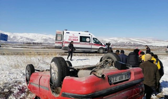 Şarampole devrilen otomobilde 5 kişi yaralandı.
