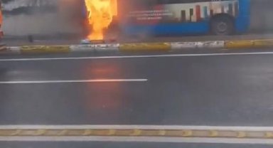 Sarıyer'de seyir halindeki minibüs alev alev yandı