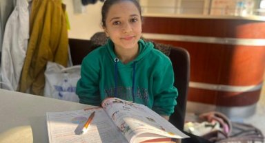 Savaştan kaçan aile depreme yakalandı; Şirin ve Vefa'nın eğitim hayatı vagonda sürüyor