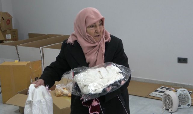 Şekernaz teyze afet bölgesine el işi örüyor