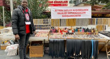 Senegalli seyyar satıcı Ebubekir, kazancını AFAD'a bağışladı