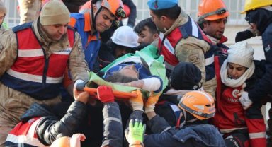 Serhat ile annesi, 101'inci saatte enkazdan sağ çıkarıldı