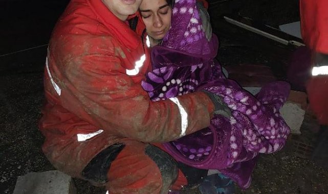 Şevval enkazdan 22 saat sonra çıkarıldı, ekiplere sarılıp ağladı