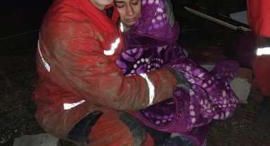 Şevval enkazdan 22 saat sonra çıkarıldı, ekiplere sarılıp ağladı