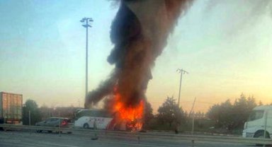 Seyir halinde alev alan yolcu otobüsü yandı