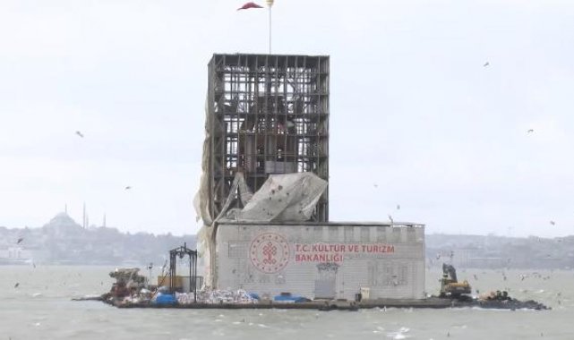 Şiddetli rüzgar nedeniyle Kız Kulesi'nin brandası düştü, iç kısmı gözüktü