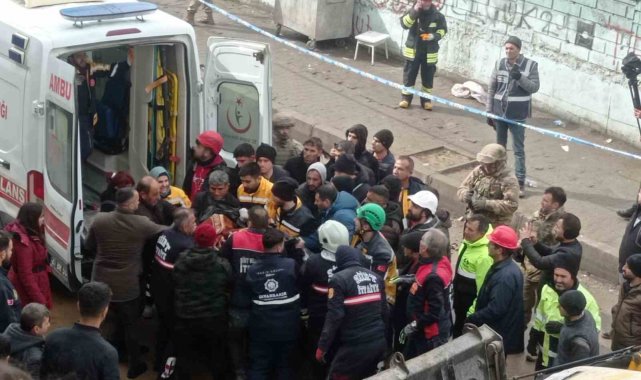 Siirt ekibi enkazdan 5 vatandaşı kurtarmayı başardı
