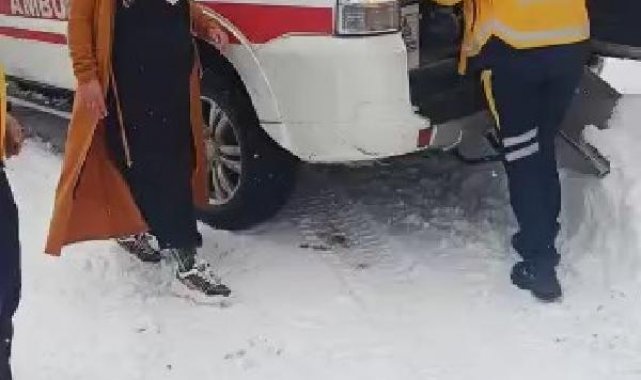 Siirt'te doğum sancısı başlayan kadın, yol açılarak hastaneye ulaştırıldı