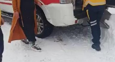 Siirt'te doğum sancısı başlayan kadın, yol açılarak hastaneye ulaştırıldı